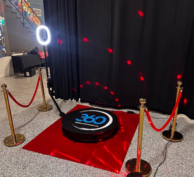 360 photo booth with guests on a rotating platform
